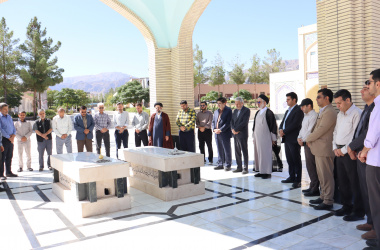 همزمان با آغاز هفته دولت برگزاری محفل پرفیض زیارت عاشورا و غبارروبی مزار شهدای گمنام در دانشگاه صنعتی بیرجند