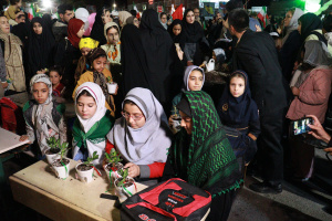 برگزاری پویش «جوانه‌های ماندگار» در موکب دانشگاه صنعتی بیرجند واقع در میدان مادر به مناسبت روز دختر