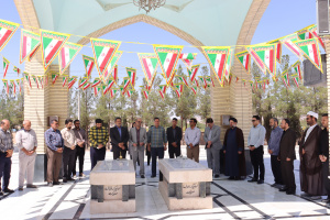 غبارروبی و عطرافشانی مزار شهدای گمنام دانشگاه صنعتی بیرجند در آغاز هفته دفاع مقدس