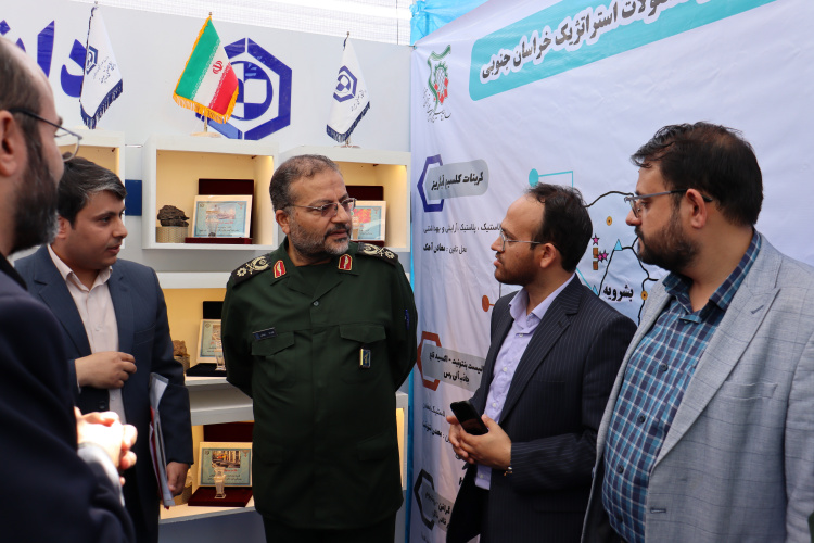 بازدید رئیس سازمان بسیج مستضعفین کشور از غرفه فعالیت های دانش بنیان دانشگاه صنعتی بیرجند درنمایشگاه جهادگران