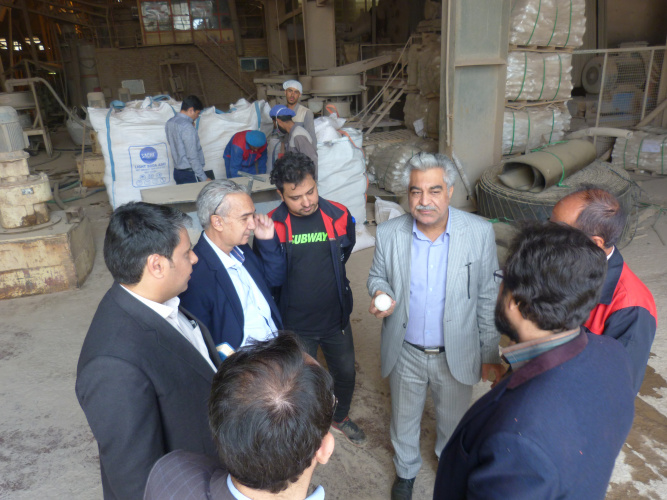 اعضای هیات علمی دانشگاه صنعتی بیرجند از کارخانه کاشی فرزاد با هدف احصاء نیازهای کارخانه بازدید به عمل آوردند